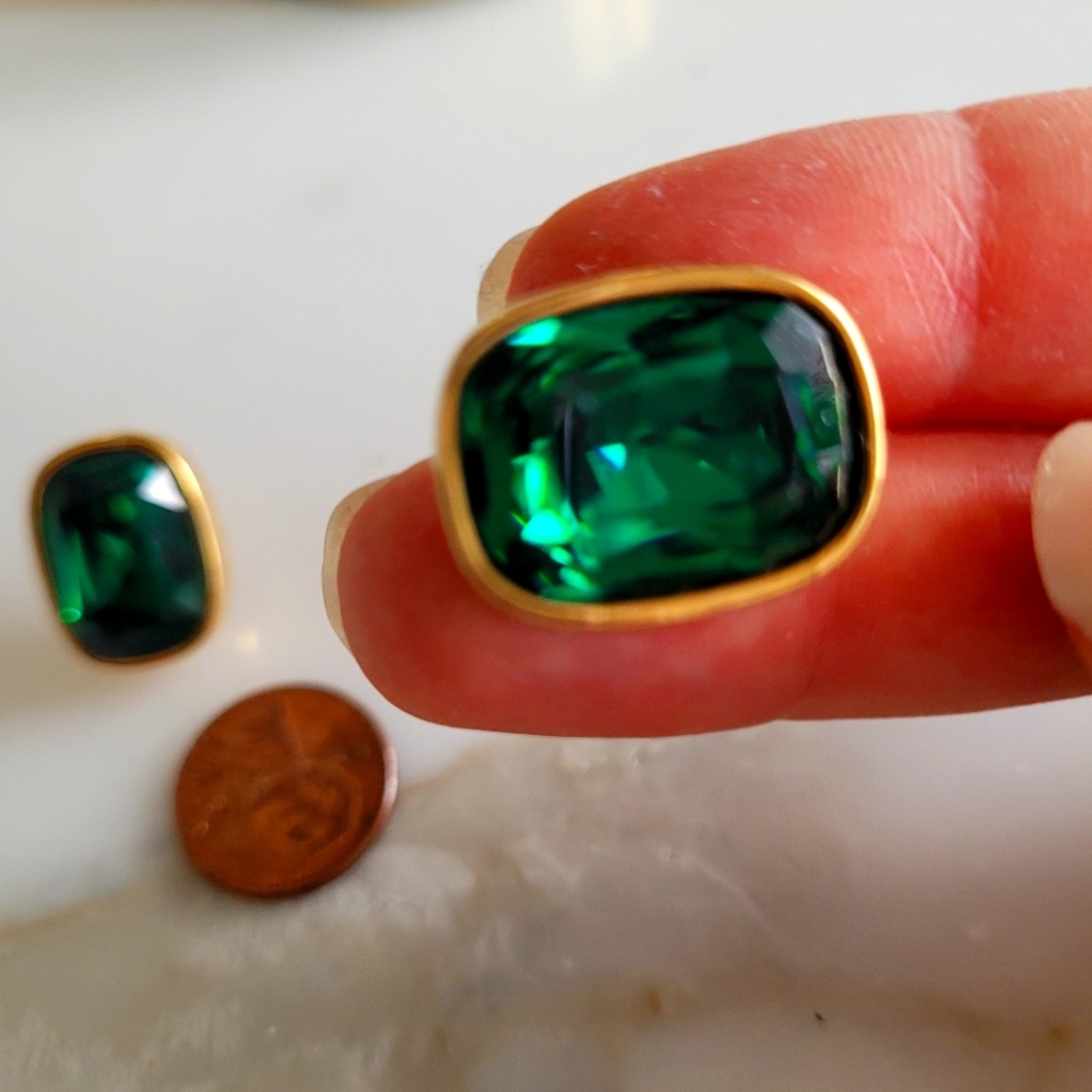 Signed Vintage Green Rhinestone Glass Post Peirced ear - Picture 3 of 5